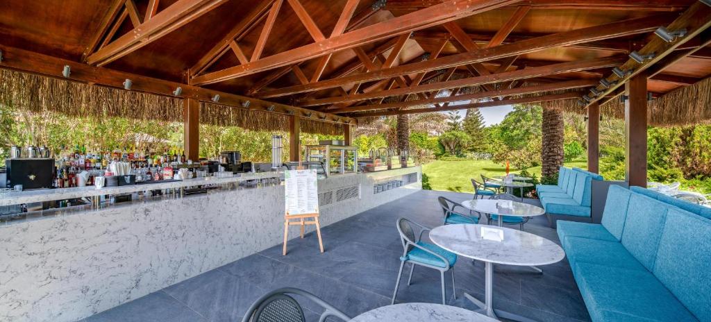 Atpūtas zona ar bāru pie Concorde De Luxe Resort, zaļumi apkārtnē.