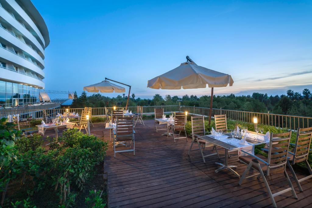 Koncorde De Luxe Resort terase ar galdiem un saulessargiem piekrastē