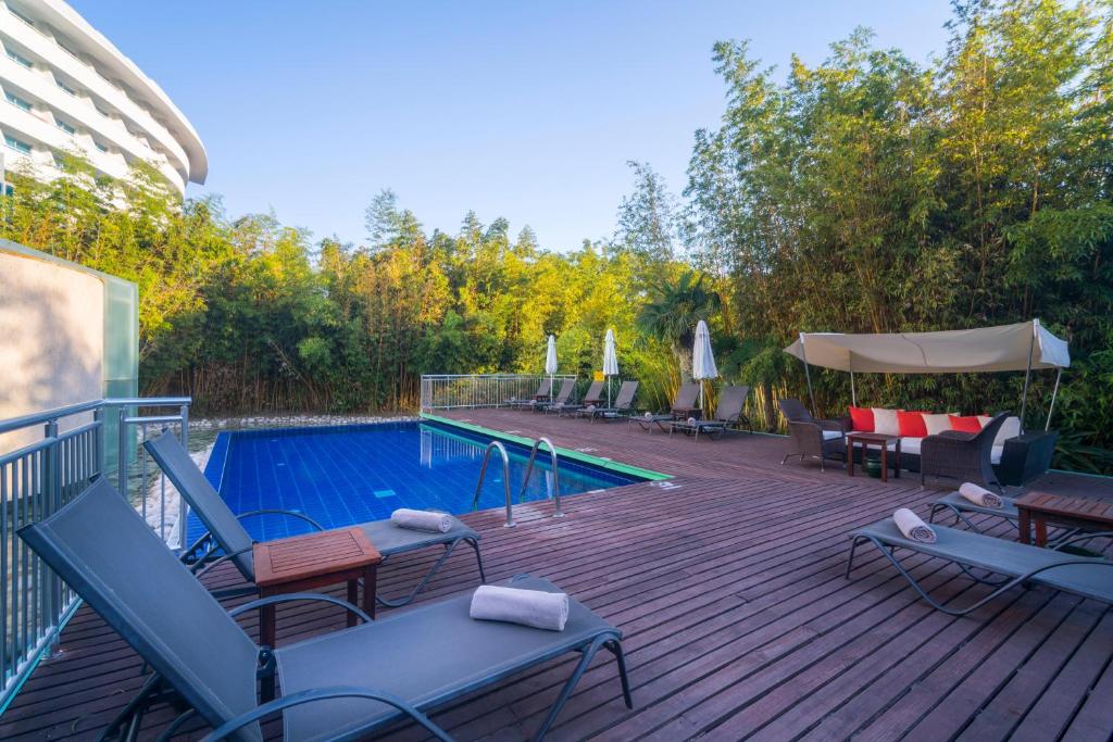 Relaksējoša atpūtas zona pie Concorde De Luxe Resort baseina.