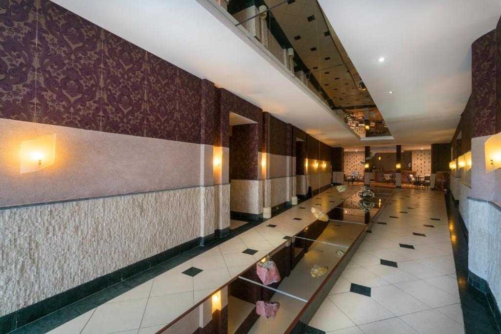 Elegants interjers viesnīcā Concorde De Luxe Resort ar modernām apgaismojuma detaļām.