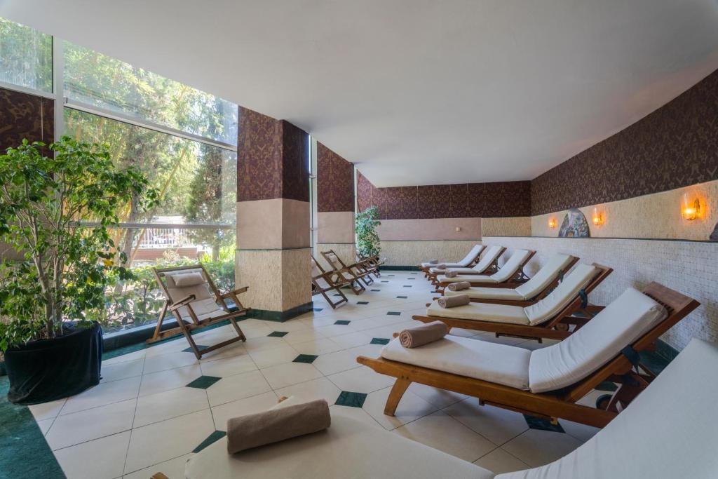 Atpūtas zona Concorde De Luxe Resort ar saules krēsliem un dabu