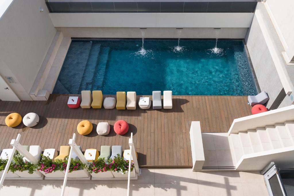 Mūsdienīgs peldbaseins ar strūklakām, apkārt spilgti krāsotas atpūtas zonas un koka terase, kas rada relaksējošu atmosfēru. Ideāla vieta atpūtai un izklaidei.