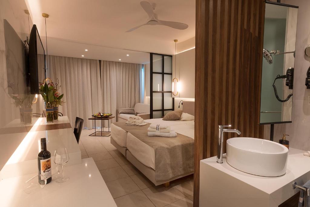 Mūsdienīgs numurs viesnīcā Calypso Beach ar ērtām gultām un vannas istabu.