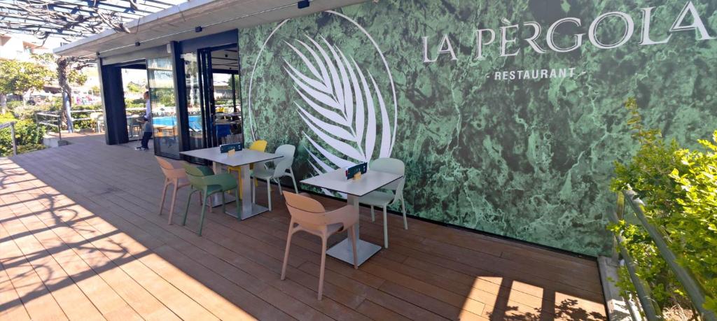 Restorāna "La Pergola" terase ar modernu dizainu, kurā redzami galdi un krēsli. 
