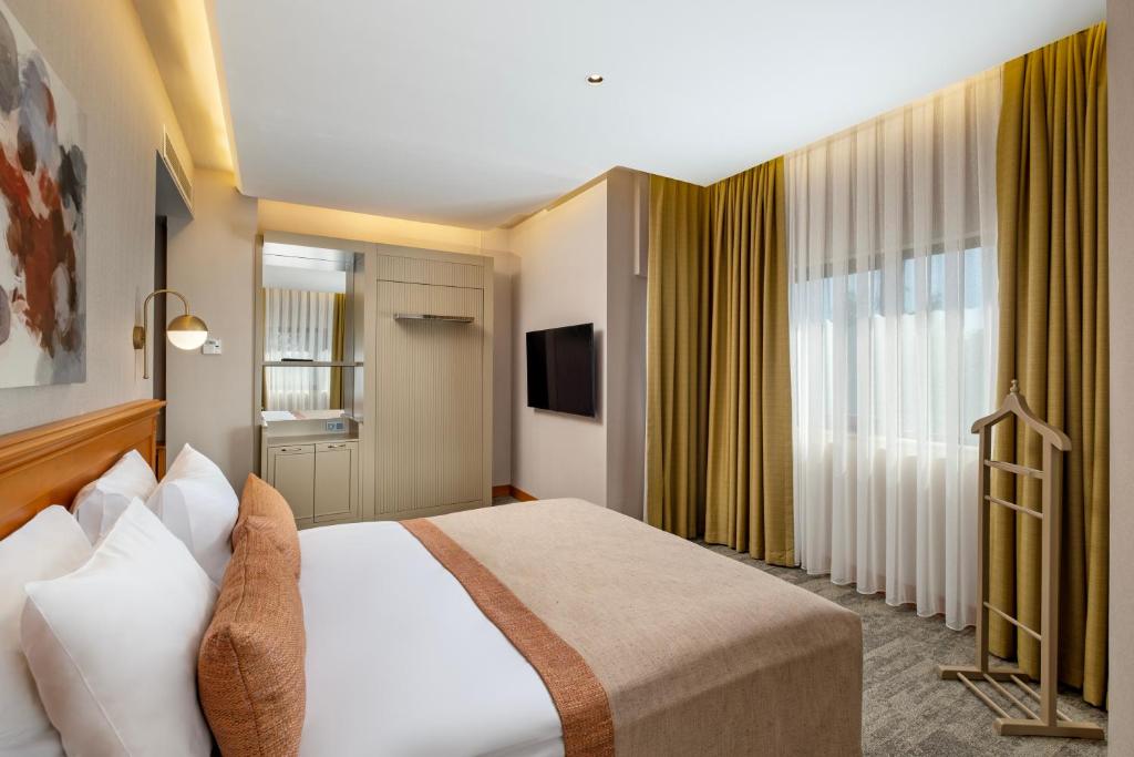 Mūsdienīgs numurs ar gultu un televizoru Limak Limra Hotel & Resort