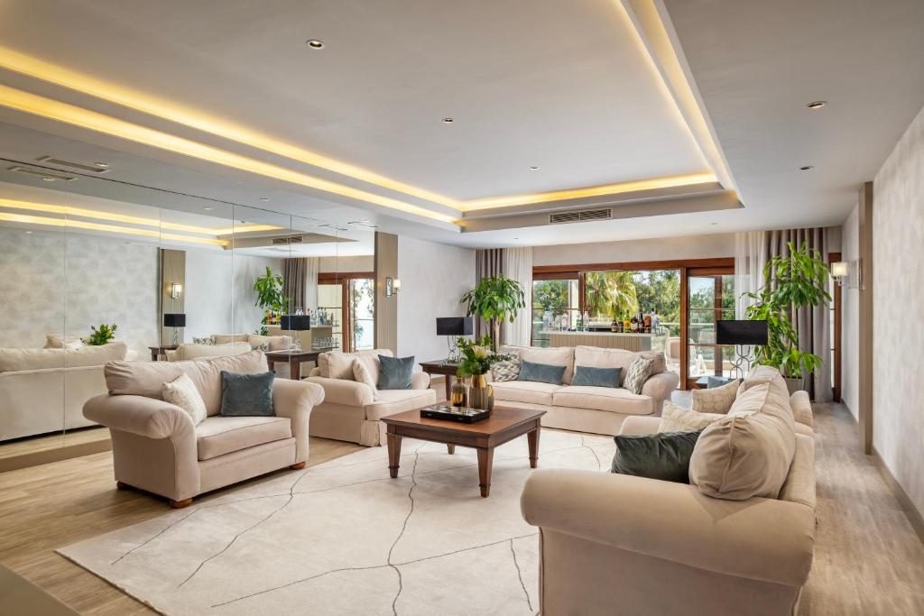 Mūsdienīgs viesnīcas Limak Limra Hotel & Resort viesu numurs ar elegantu dizainu.