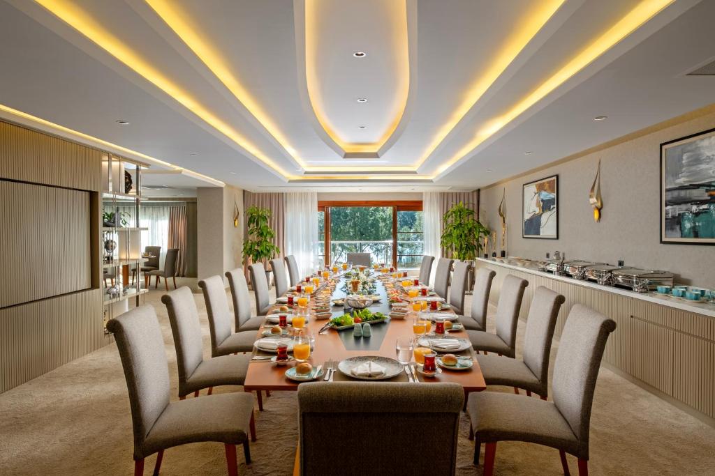 Konferenču telpa Limak Limra Hotel & Resort ar elegantu galdu un dekorācijām.