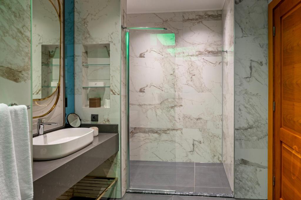 Mūsdienīgs vannas istabas dizains ar dušu Limak Limra Hotel & Resort