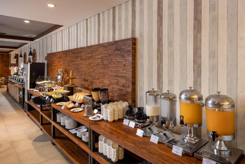 Taksu Hotel Sanur brokastu bufete ar dažādiem ēdieniem un dzērieniem