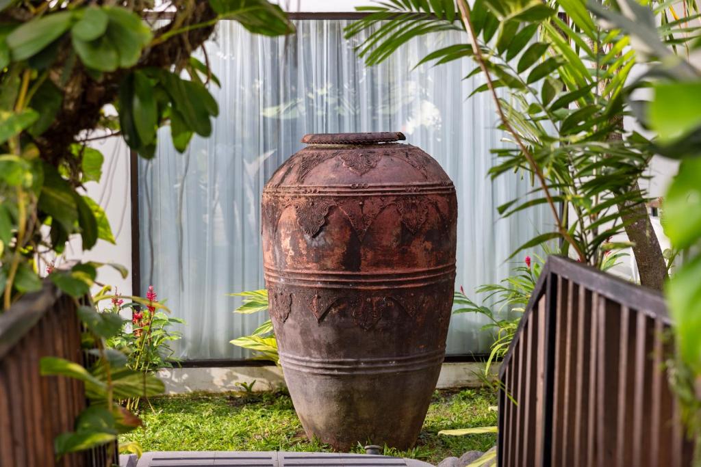 Dekoratīvs trauks pie Taksu viesnīcas Sanur dārza.