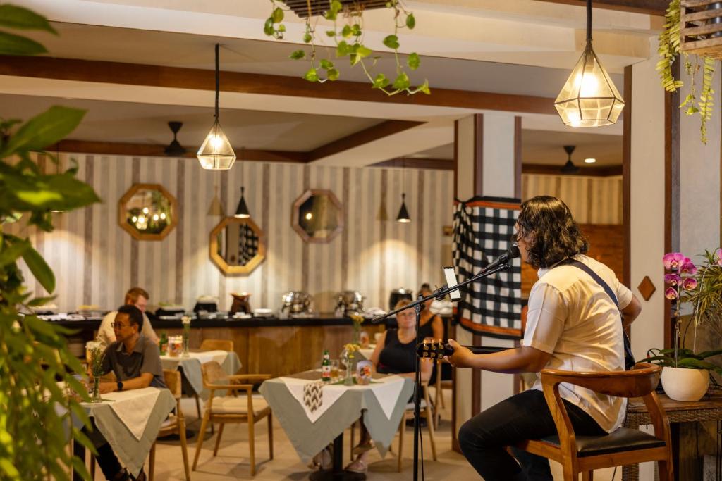 Mūziķis uzstājas Taksu viesnīcas restorānā piekrastē