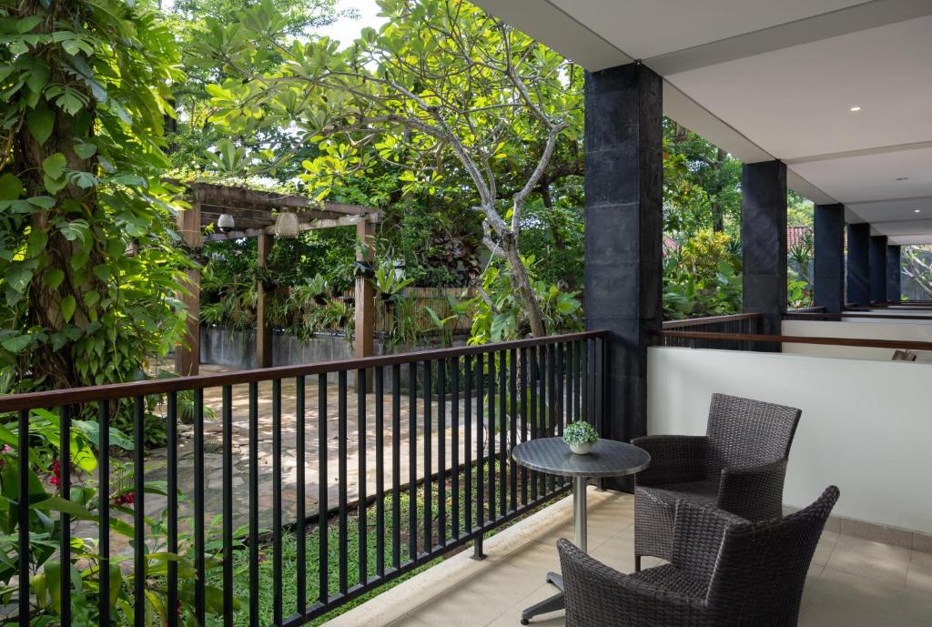 Taksu Hotel Sanur balkons ar skatu uz dārzu