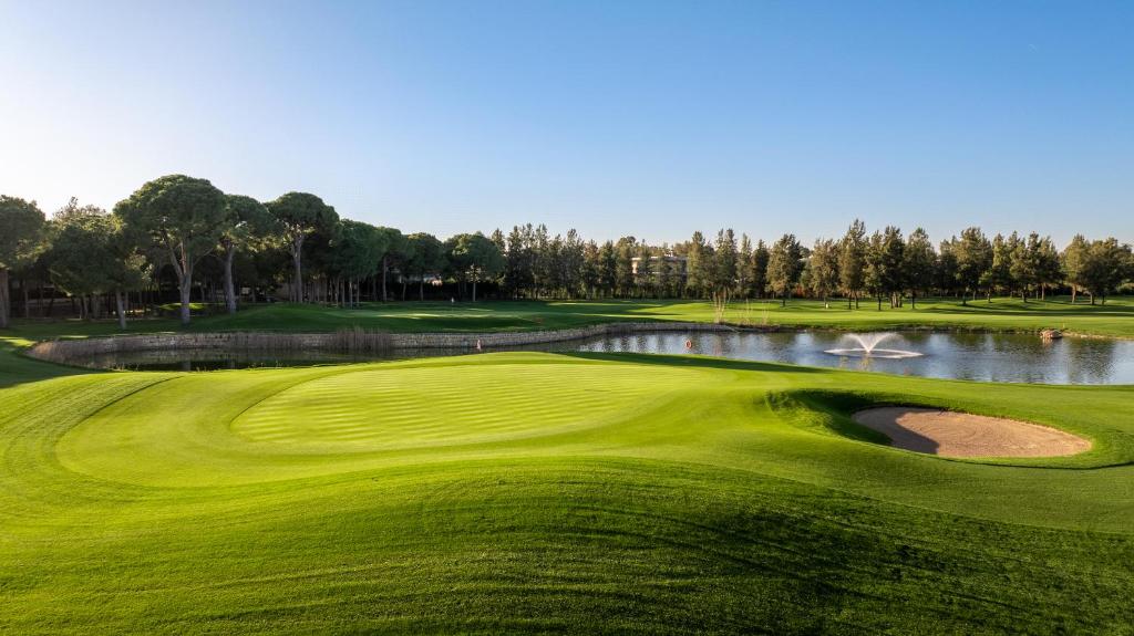 Golf laukums pie viesnīcas Kaya Belek ar skaistiem skatiem uz dabu.