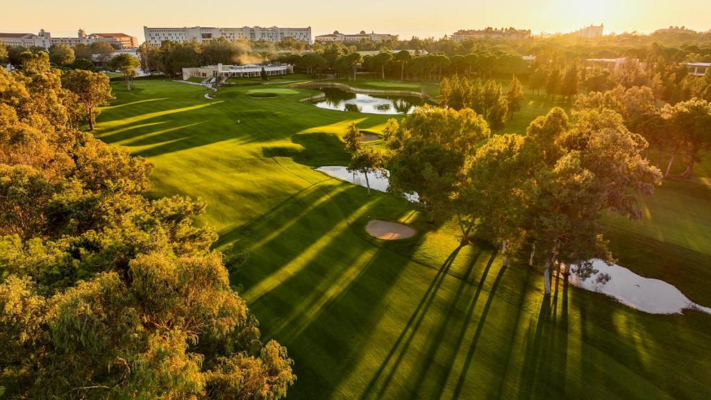 Kaya Belek golf laukums ar saulrietu un kokiem
