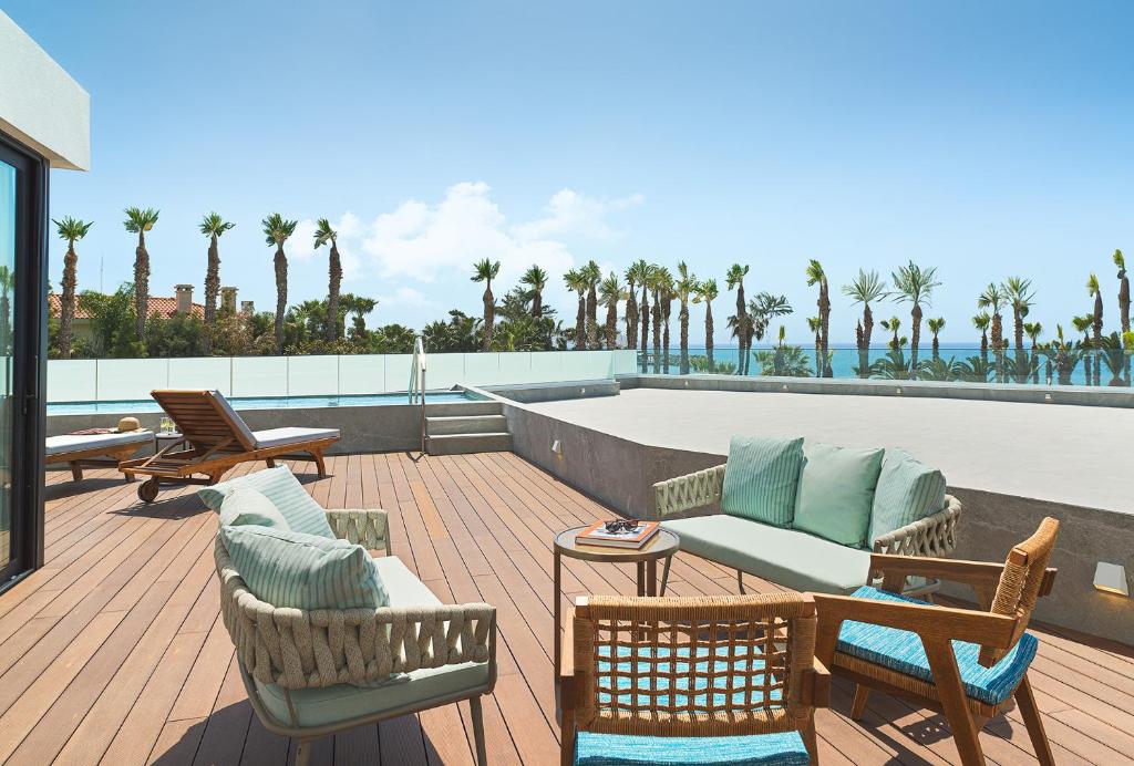 Terase ar skatu uz jūru un baseinu The GrandResort Limassol Cyprus.