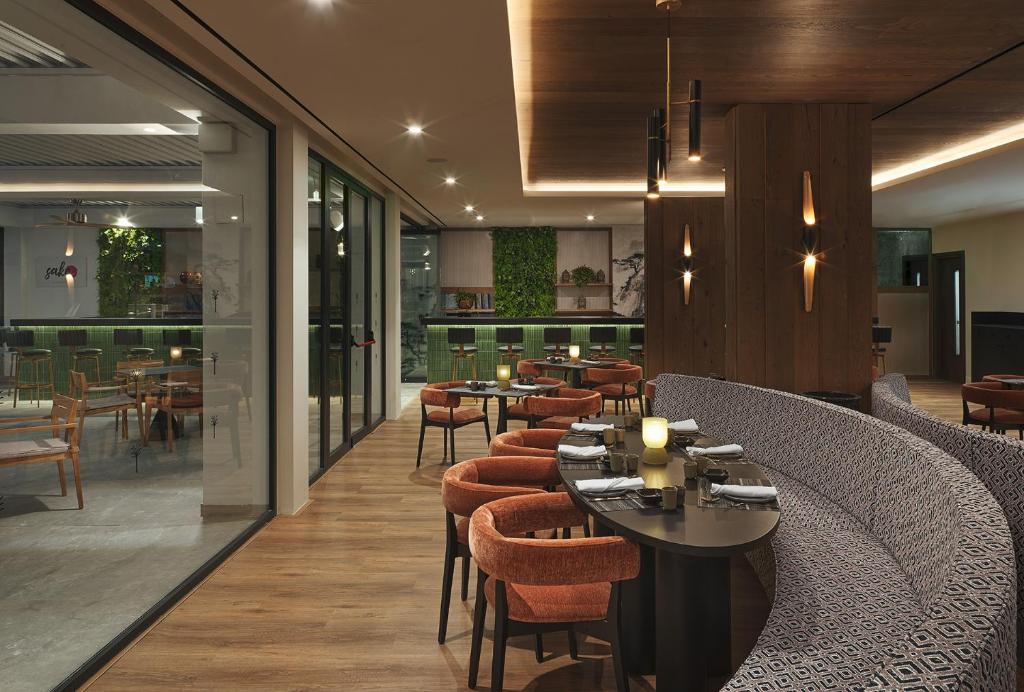 Restorāns viesnīcā The GrandResort Limassol Cyprus ar modernu interjeru.