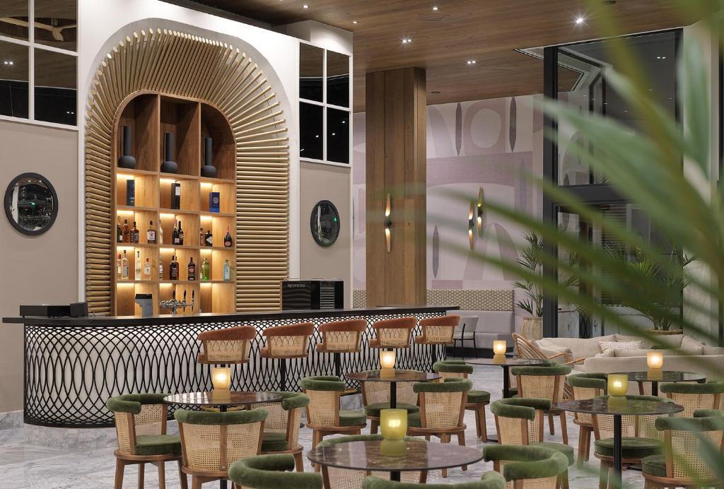 Stilīgs bārs The GrandResort Limassol Cyprus viesnīcā ar modernu interjeru.