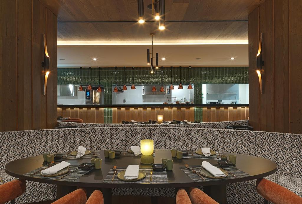 Restorāns ar elegantu interjeru The GrandResort Limassol Cyprus