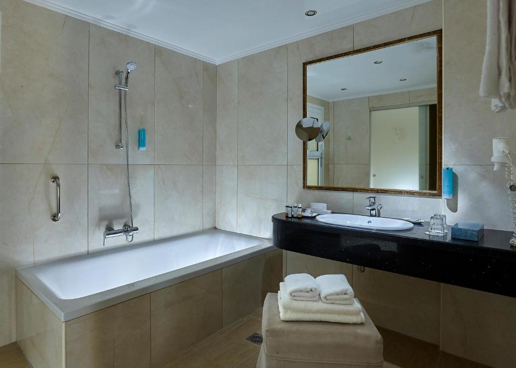Mūsdienīga vannas istaba ar vannu un dušu Alexander Beach Hotel & Village