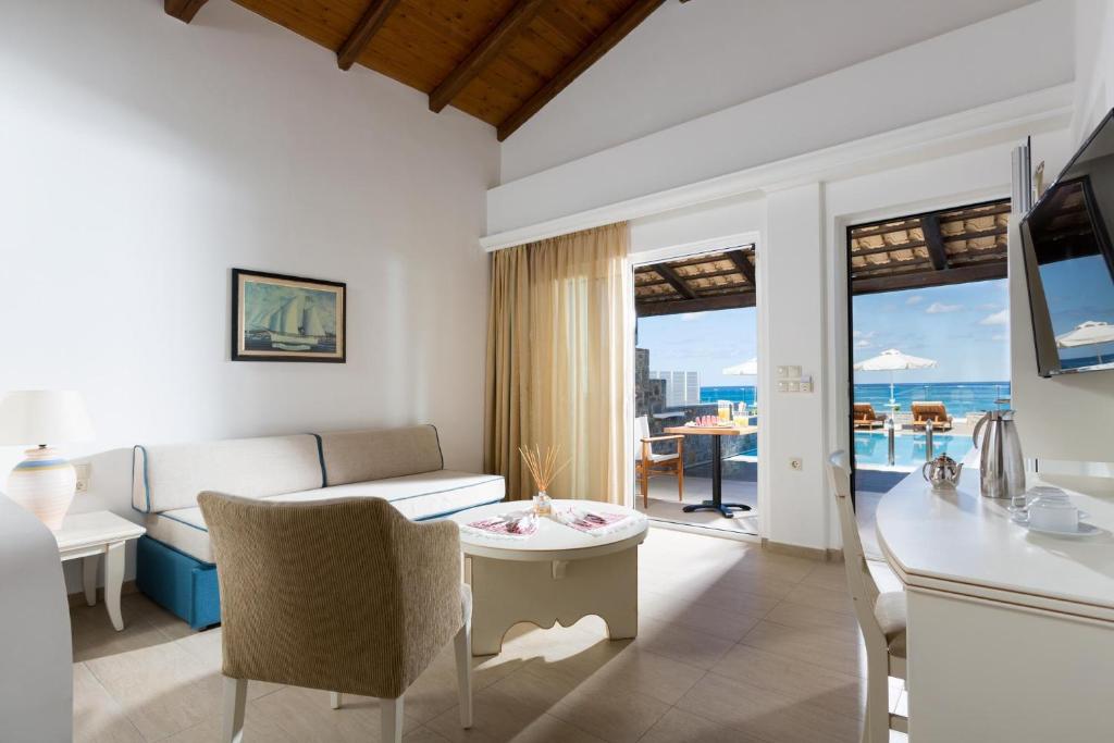 Mūsdienīgs numurs ar skatu uz jūru, Alexander Beach Hotel & Village.