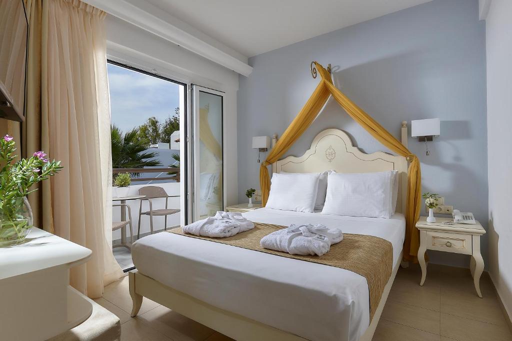 Mūsdienīgs numurs ar balkonu un dabiskiem elementiem, Alexander Beach Hotel & Village.