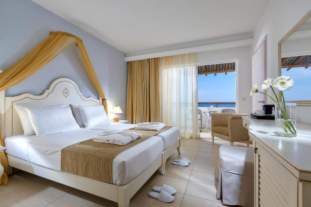 Mūsdienīgs numurs ar skatu uz jūru viesnīcā Alexander Beach Hotel & Village.