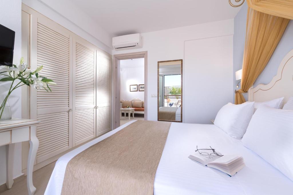 Moderns numurs Alexander Beach Hotel & Village ar ērtām gultām un skatu uz dārzu.