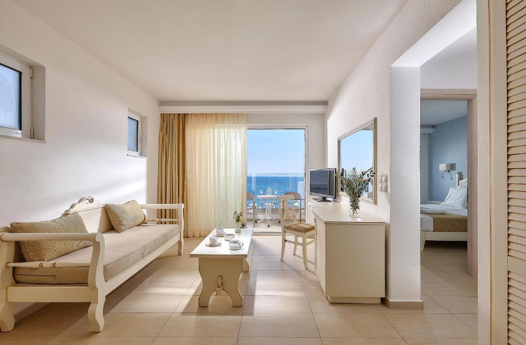 Gaišs numurs ar skatu uz jūru viesnīcā Alexander Beach Hotel & Village.