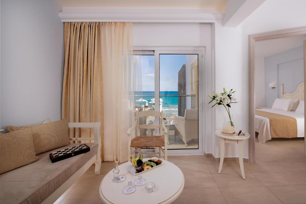 Mūsdienīgs numurs ar skatu uz jūru viesnīcā Alexander Beach Hotel & Village