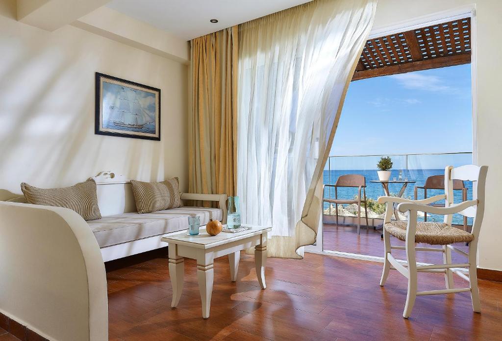 Gaisma un elegants numurs ar skatu uz jūru viesnīcā Alexander Beach Hotel & Village.