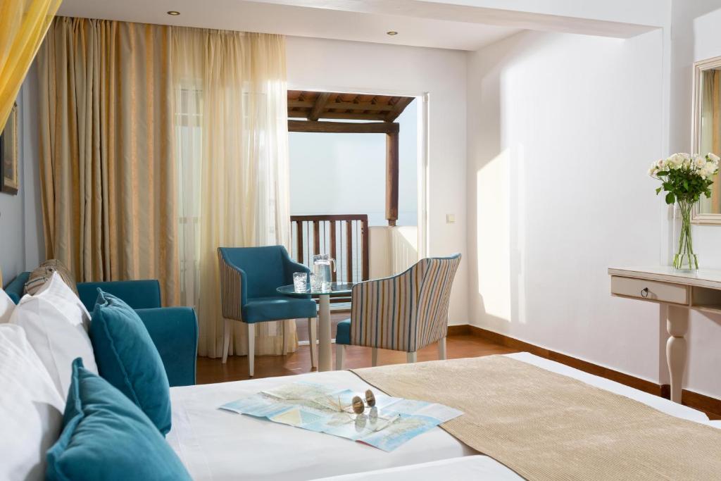 Mājīgs numurs Alexander Beach Hotel & Village ar skatu uz jūru.