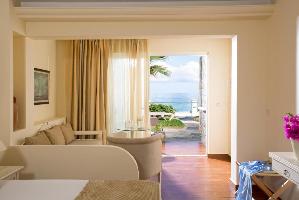 Numurs ar skatu uz jūru, Alexander Beach Hotel & Village