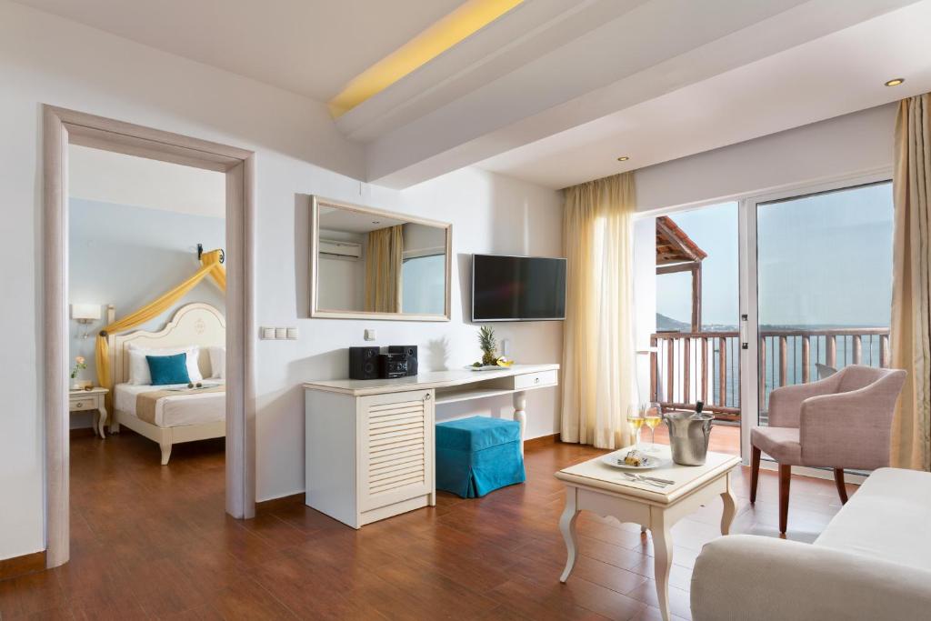 Mūsdienīgs numurs ar skatu uz piekrasti, Alexander Beach Hotel & Village