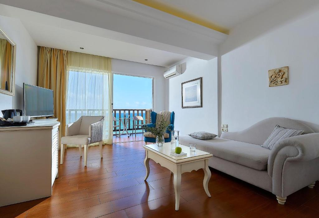 Grezns numurs ar skatu uz jūru Alexander Beach Hotel & Village.
