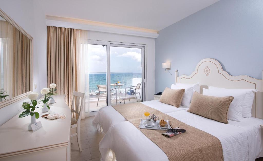 Gaismas piepildīts numurs pie Alexander Beach Hotel & Village ar skatu uz jūru