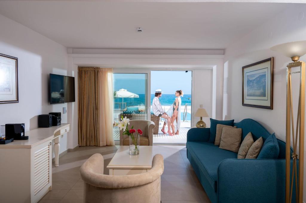 Skats uz Alexander Beach Hotel & Village numuru ar jūras skatu.