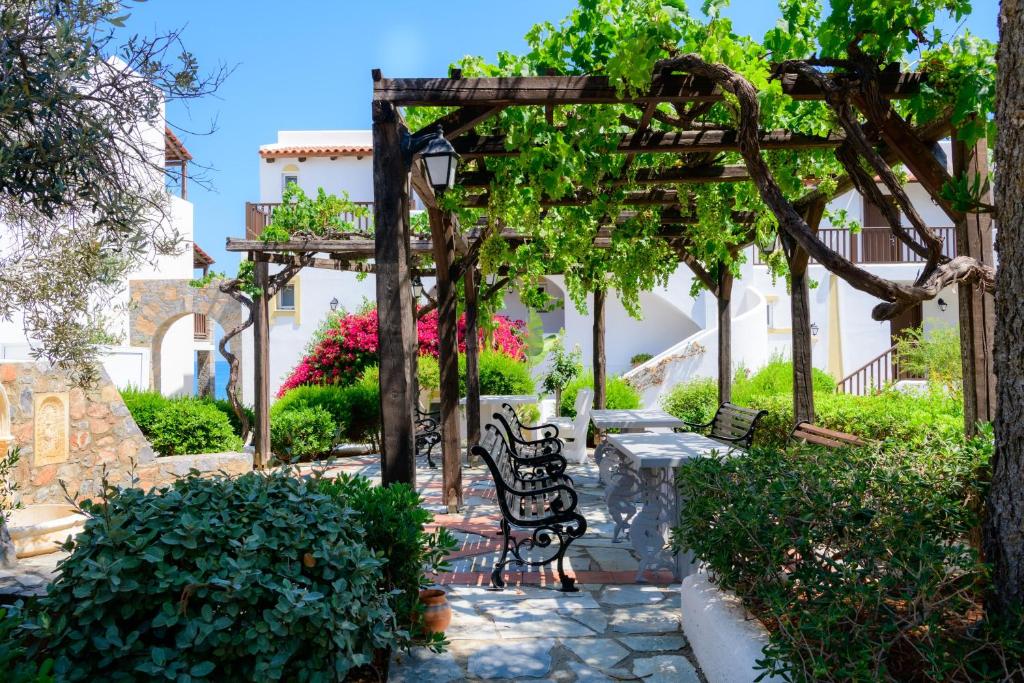 Vīnogulāju pergola un dārza zona pie Alexander Beach Hotel & Village