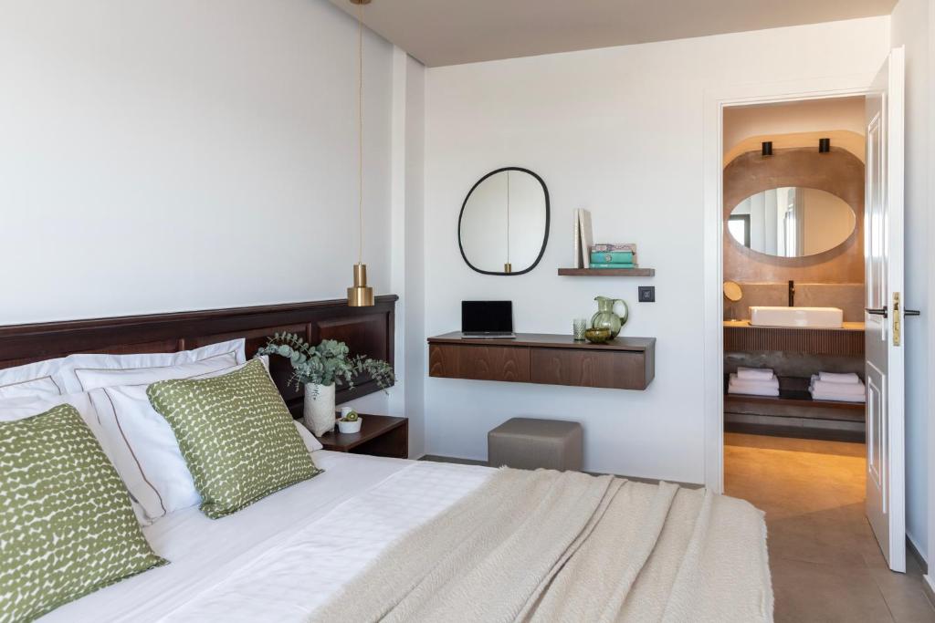 Mūsdienīgs numurs Albatros Spa & Resort, ar zaļiem spilveniem un elegantu vannas istabu.