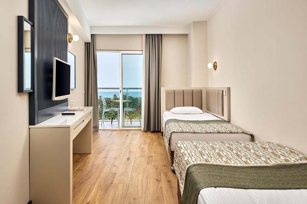 Seaden Sea World Resort & Spa numuri ar skatu uz jūru un balto gaismu.