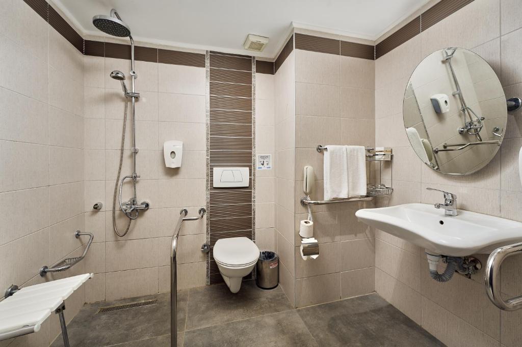 Vannas istaba ar dušu un modernām ērtībām viesnīcā Seaden Sea World Resort & Spa