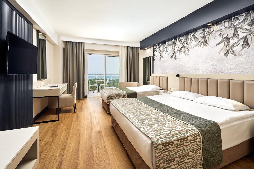 Modernais numurs ar divām gultām un skatu uz jūru, Seaden Sea World Resort & Spa.