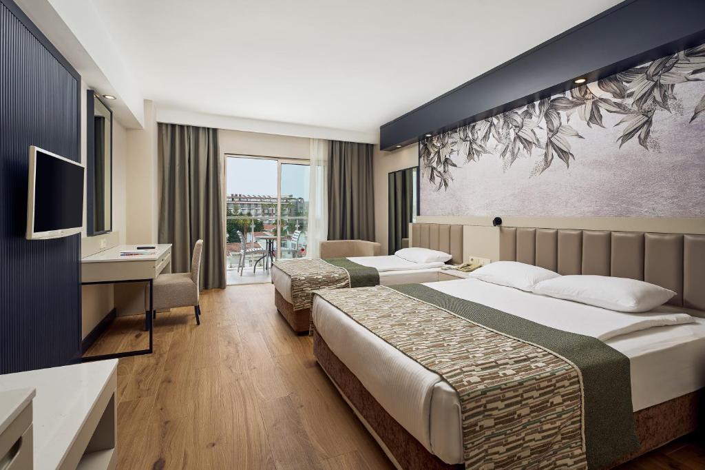 Numuri ar divām gultām un skatu uz piekrasti Seaden Sea World Resort & Spa