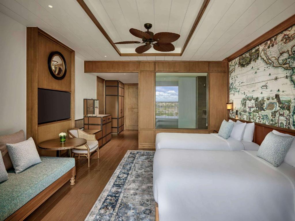 Mūsdienīgs viesnīcas numurs ar divām gultām, elegantu koka interjeru un modernām iekārtām, papildināts ar vēsturisku kartes tapeti. Telpā ir arī komfortabla atpūtas zona un liela loga ar skatu uz ārpusi.