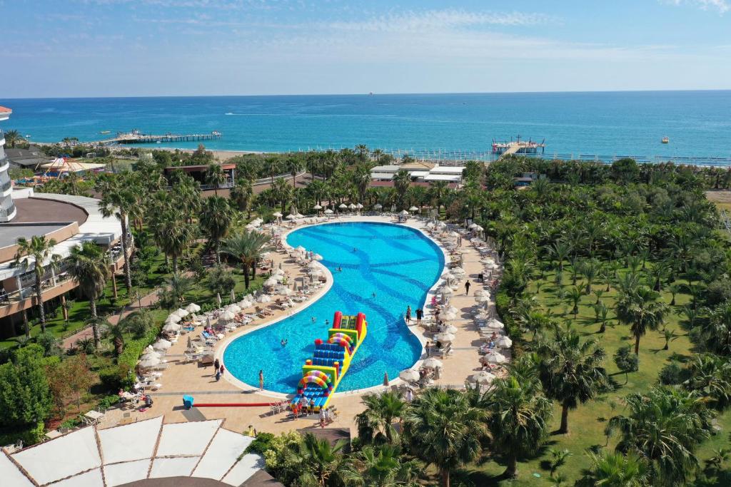 Seaden Sea World Resort & Spa baseins piekrastē ar bērnu slidkalniņu.