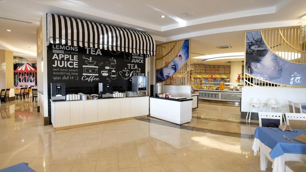 Restorāns Seaden Sea World Resort & Spa ar modernu interjeru un dzērienu staciju.