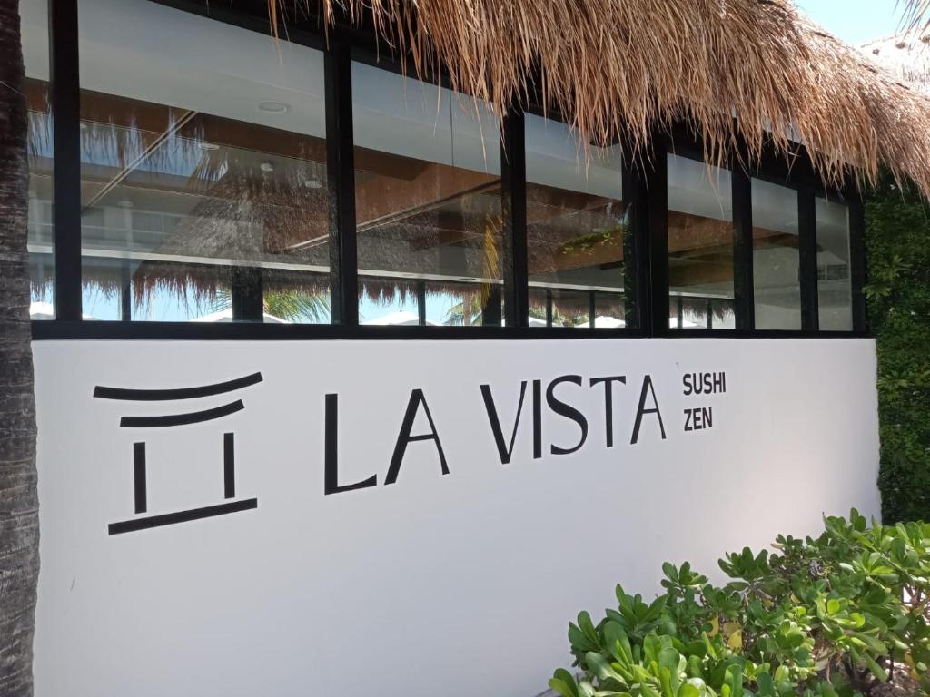 La Vista Sushi Zen restorāna ieejas zīme pie Cancun Bay Resort