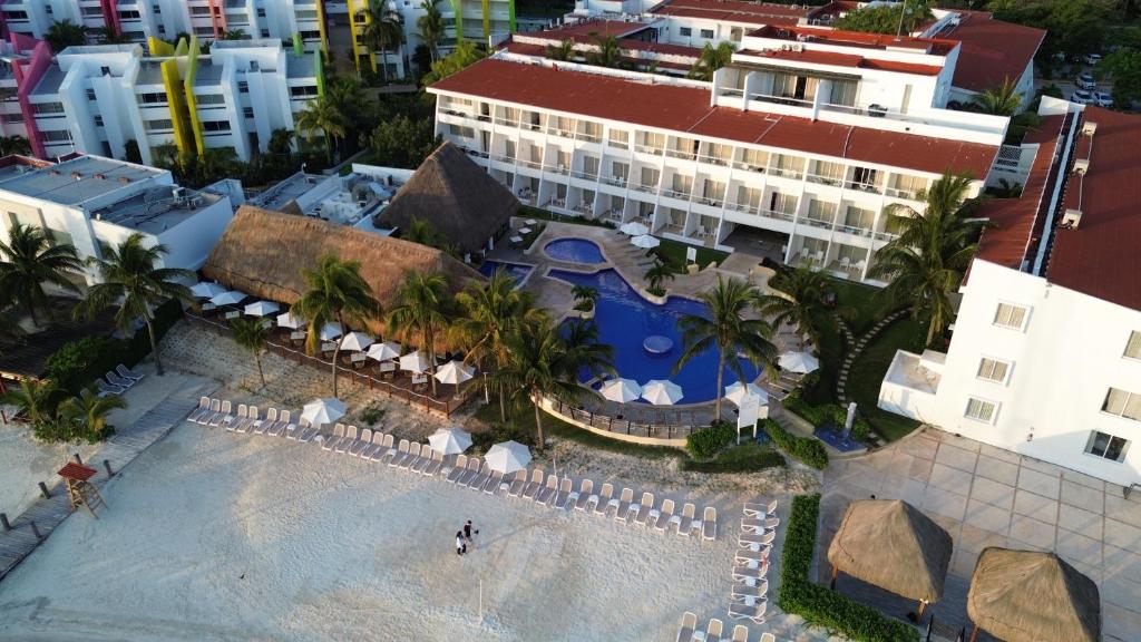 Skats uz Cancun Bay Resort piekrastē ar baseinu un pludmali