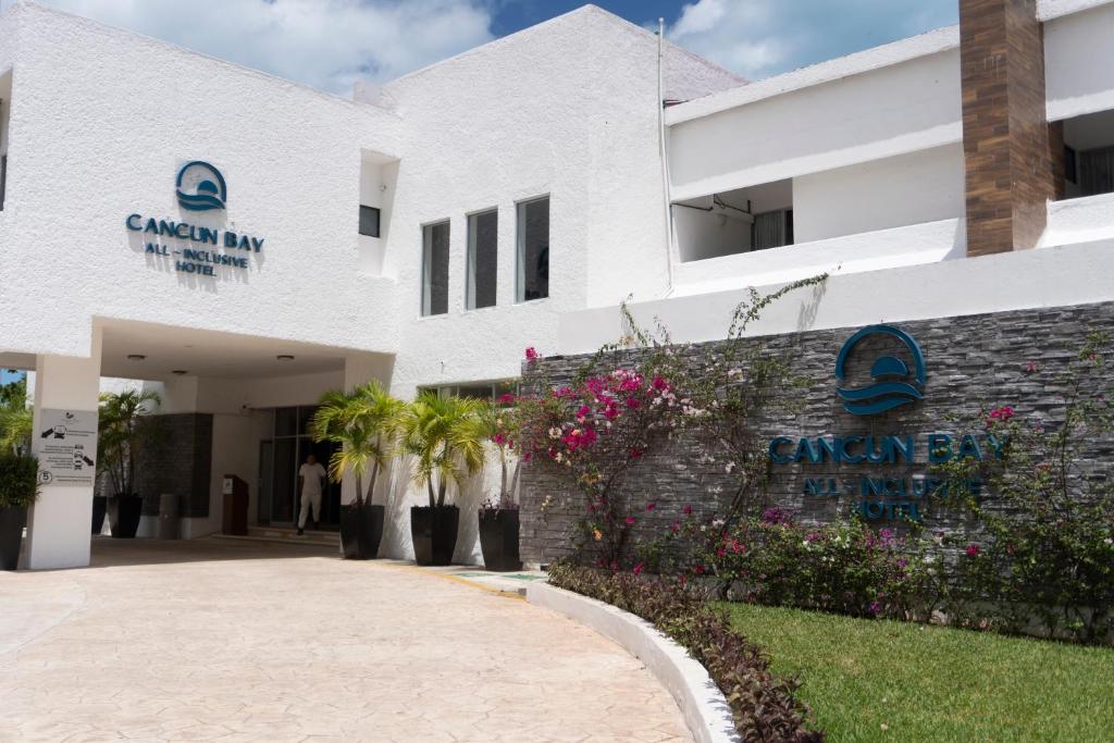 Ieeja uz Cancun Bay Resort, viss iekļauts viesnīca piekrastē.