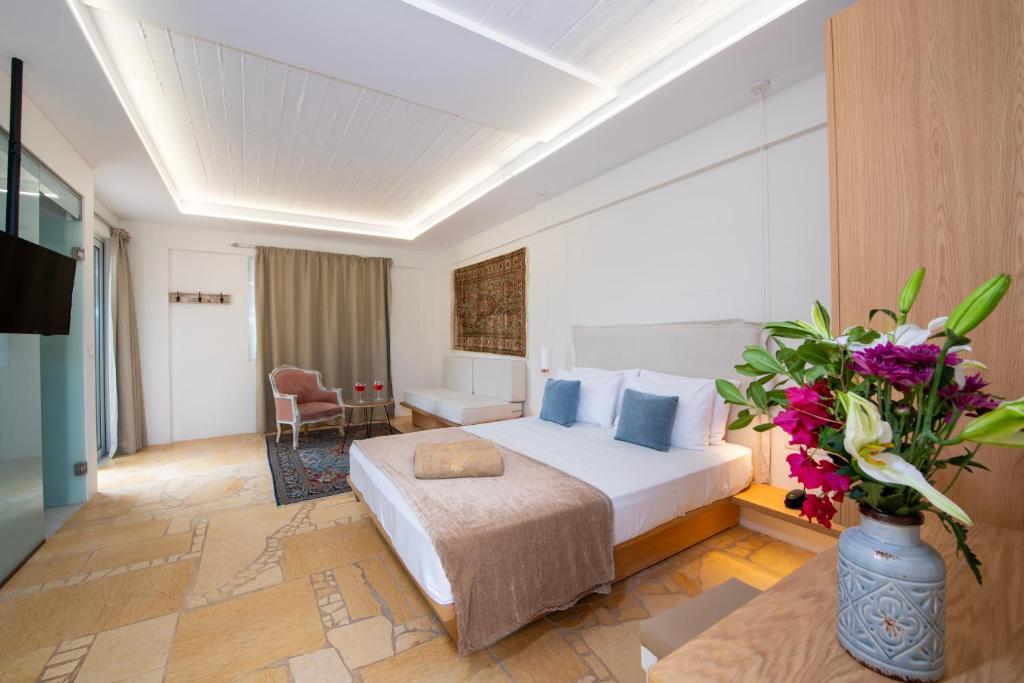 Mūsdienīgs viesnīcas numurs ar ērtu gultu, dabiskām krāsām un dekoratīvām ziedu kompozīcijām, radot relaksējošu atmosfēru. Elegantais interjers un plašums nodrošina komfortu un estētiku.