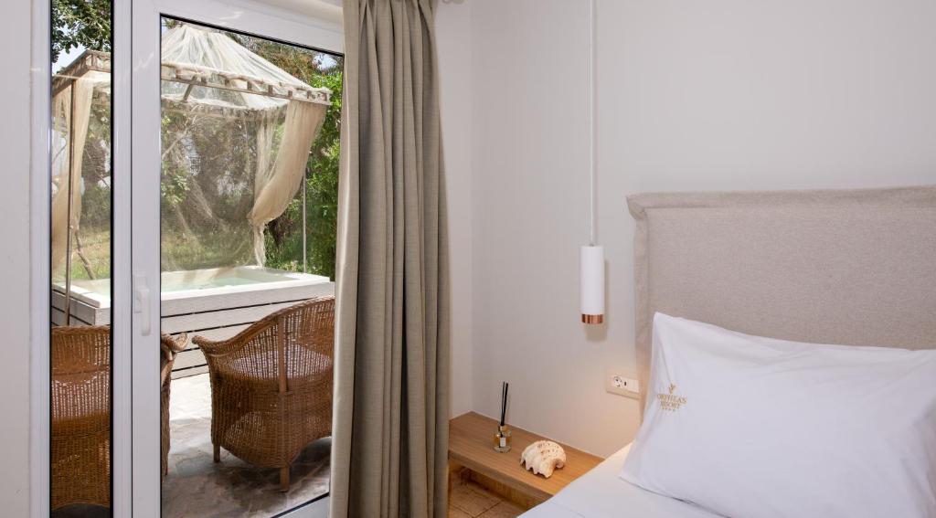 Mūsdienīgs viesnīcas numurs ar skatu uz terasi, kur atrodas džakuzi un ērtas rattan mēbeles. Gaisīga atmosfēra ar dabīgām krāsām un elegantu interjeru.